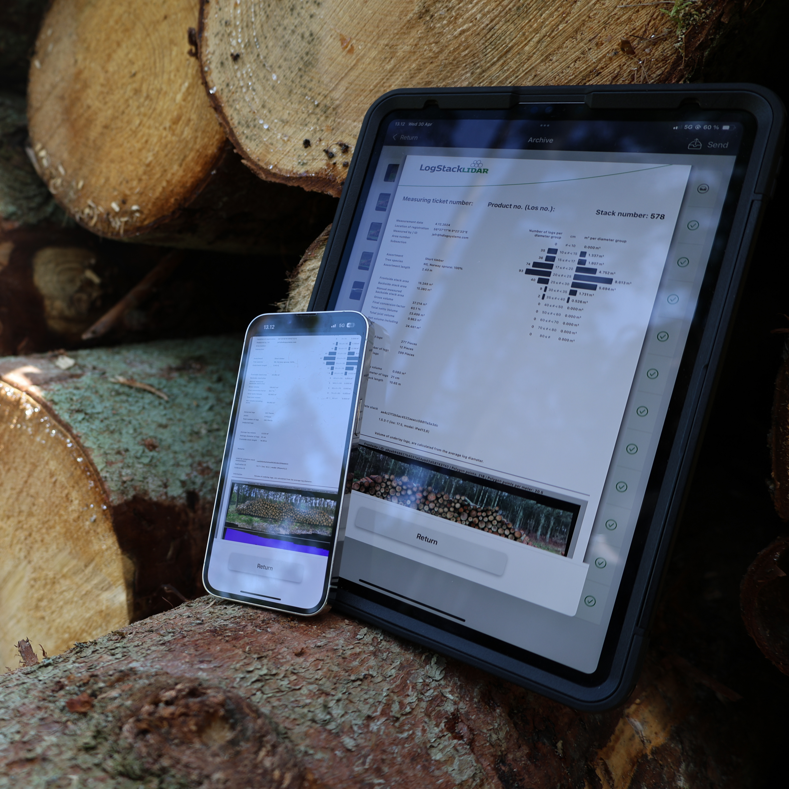 LogStackLIDAR på en iPad och iPhone står på en trave stockar