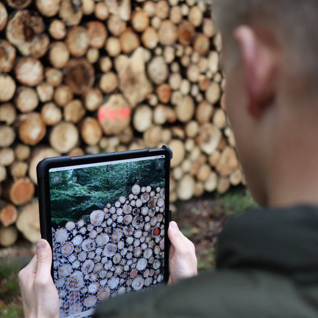 LogStack LiDAR zählt Holzstämme auf einem iPad Pro