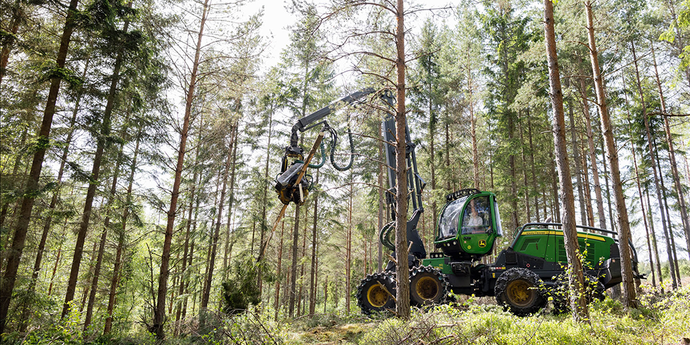 Skogsmaskin i en solig skog Forest Data Platform