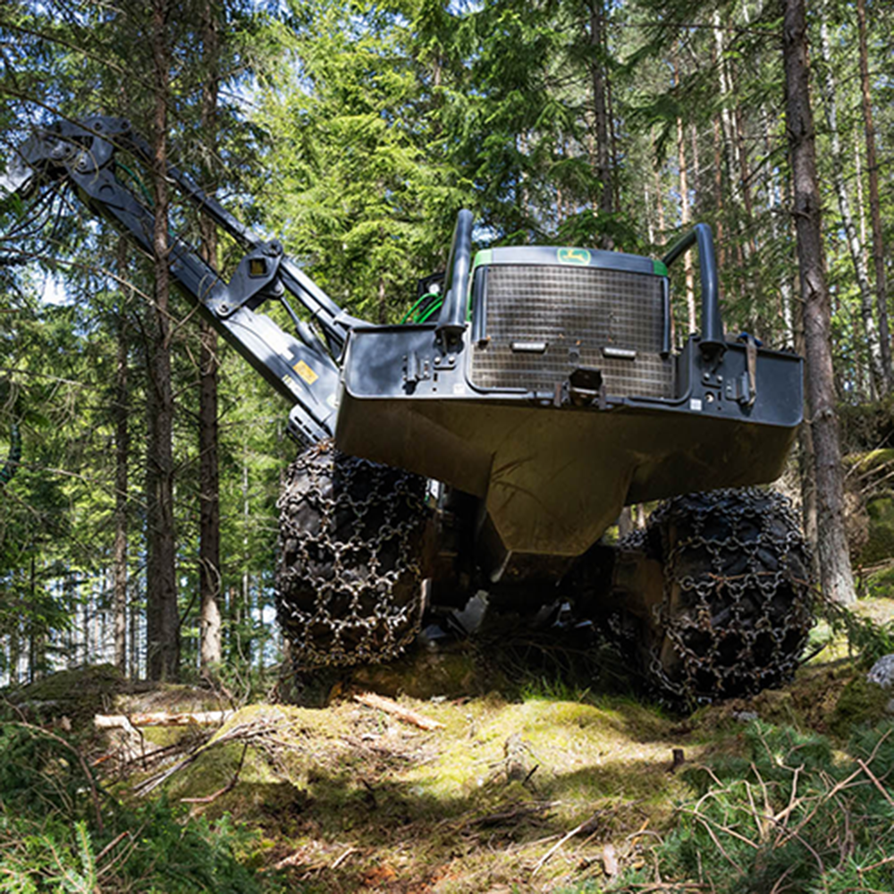 Skogsmaskin som fäller träd VIOL3